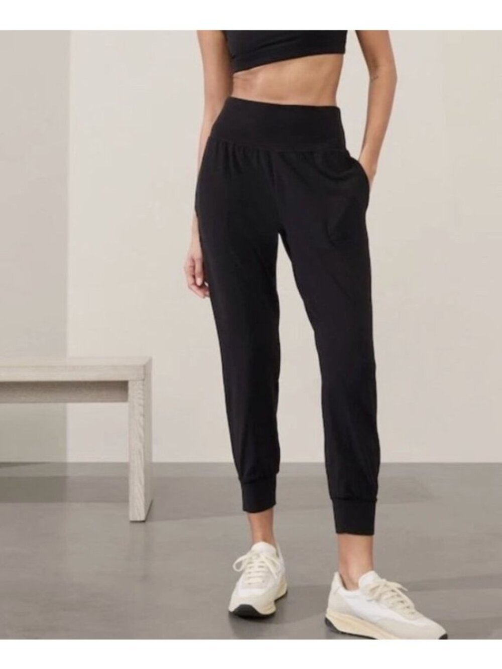 ATHLETA salutation jogger in powervita in black size L